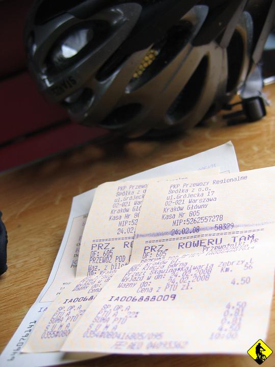 foto 003.jpg - Nie mam pompki, jak się później okazuje Aga zapomniała zabrać $ (co zdeterminowało powrót do domu na siodełku), a na deser orientuje się, że nie mam magnesu do licznika. Normalnie śpimy jak misie w zimie.